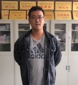 说明: E:\办公文件\网站建设\网站上传文件\7.员工工作\管理团队\2019辅导员风采\李源.jpg